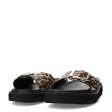 Sandalias planas Miss Carol modelo Milla, con tira ancha en animal print con hebilla metálica dorada decorativa y suela flatform negra.