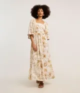 Vestido midi evasê de Marfinno, confeccionado en mezcla de viscosa y lino, con estampa de mapa en tonos beige y tostado sobre base off-white. Presenta escote cuadrado, mangas amplias con detalles bordados en los bordes y corte fruncido en la cintura.