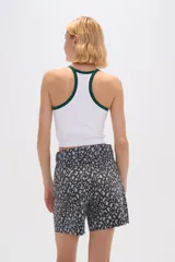 Top cropped de poliamida con diseño color block, corte al cuerpo y cuello redondo a la base con ribete en contraste.