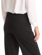 Pantalón de corte recto y tiro alto, confeccionado en tejido elastizado. Presenta una cintura con detalle de botones decorativos en los laterales.