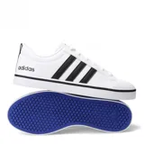 Championes Adidas VS Pace 2.0 blancos con detalles en negro, confeccionados en cuero sintético, con las tres tiras características de la marca en los laterales y suela de goma.