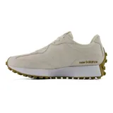 Championes New Balance 327, de color beige con el característico logo "N" en blanco en los laterales. Presentan una suela de goma con tapones que se extiende hacia el talón y detalles en gamuza y nylon.