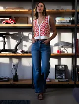 Jean de tiro alto y pierna ancha color azul, marca Royalty. Pretina con pasadores, cierre y botón. Delantera y trasera con bolsillos. Terminación de ruedo desflecado.