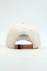 Gorro con visera color gris oscuro, con bordado blanco en el frente y hebilla trasera para ajuste.