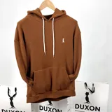 Canguro oversize color marrón terracota, tejido con capucha y cordones blancos.