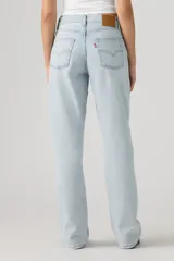 Jean de mujer color celeste claro, de corte recto y tiro alto.