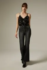 Pantalon de jean gris oscuro, de corte oxford con tiro alto y bolsillos frontales tipo parche.