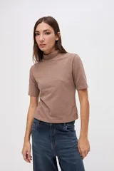 Remera de manga corta con cuello polera, confeccionada en tejido de textura diferenciada y calce ajustado al cuerpo.