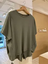 Remerón blanco de morley de algodón, manga corta, con dos pequeñas aberturas frontales y terminación en pico en la parte trasera.