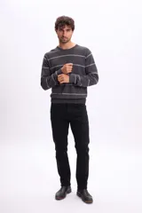 Pantalón de corte recto y estilo clásico con diseño de cinco bolsillos, confeccionado en tela de color negro.