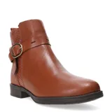 Botas cortas de cuero color marrón, con diseño de caña media, detalle de textura tipo reptil en el talón y correa lateral con hebilla metálica dorada. Cuenta con suela de goma antideslizante y taco bajo.