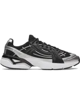 Championes deportivos Under Armour modelo Sola, con diseño futurista en color negro, detalles plateados y suela blanca. Presentan parte superior ligera con superposiciones, refuerzo de TPU en el talón y entresuela de EVA acolchada.