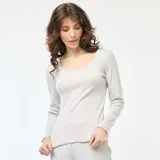 Camiseta de pijama de manga larga en tejido de canalé color gris, con cuello redondo y terminaciones con borde ondulado.