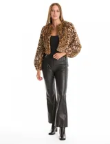 Chaqueta crop de piel sintética, marca Joseph A., con diseño de textura acanalada, manga larga y abertura frontal.