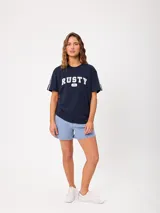 Remera blanca con estampado frontal de la marca Rusty y tiras laterales en las mangas, de ajuste holgado y 100% algodón.