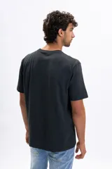 Remera de manga corta color gris oscuro jaspeado, con cuello redondo y estampa pequeña en el pecho con la frase Classic Generation.