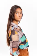 Camisa de manga larga con estampado abstracto multicolor y cierre frontal con botones.