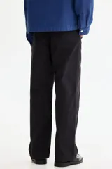 Pantalón de corte relajado confeccionado en tejido ripstop resistente. Presenta cierre con botón, bolsillos laterales al bies y bolsillos traseros de parche. Incluye costuras horizontales en las piernas y cordón ajustable en los bajos.