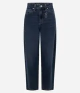 Pantalón de jean corte baggy con cintura media, diseño de cinco bolsillos y cierre frontal con cremallera y botón. Presenta un lavado oscuro sobretinta y una trabilla con colgante metálico desmontable.