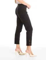 Pantalón tipo pull-on de gabardina elastizada, color negro, con pretina ancha y detalle de botones en el ruedo.