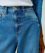 Pantalón de jean color azul con diseño carrot, cintura alta y calce holgado que se estrecha hacia los tobillos.