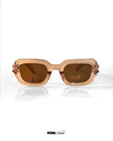 Lentes de sol con armazón rectangular de acetato en color rosa traslúcido y cristales oscuros con protección UV 400.