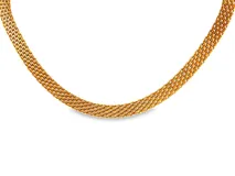 Gargantilla de acero con baño de oro amarillo, con diseño de malla tejida plana y flexible.