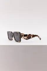 Lentes de sol cuadrados con montura gruesa de carey y lentes grises.