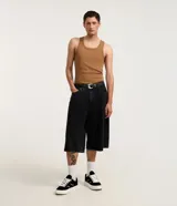 Musculosa masculina de corte regular, confeccionada en tejido acanalado de algodón con elastano. Presenta breteles medianos y diseño básico sin estampa.