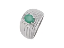 Anillo de plata 925 con piedra de esmeralda oval central y circonias.