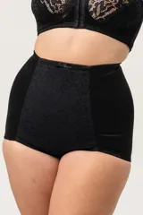 Faja bombacha de tiro alto color negro, con pieza central reforzada de encaje y fundillo de algodón.