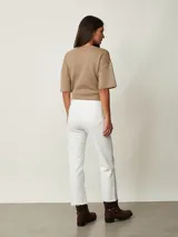 Jean de corte recto y tiro medio en color gris claro, con efecto acid wash y lavado desgastado. Cuenta con bolsillos delanteros y traseros, presillas para cinturón y cierre frontal con botón y cremallera.