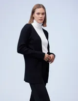 Cardigan abierto de tejido acanalado, con mangas largas y diseño de corte recto. Confeccionado por la marca Rio & Rian.