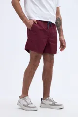 Short de baño liso azul marino, de corte clásico con cintura elástica y cordón ajustable.