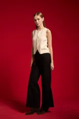 Top sin mangas de viscosa, de canalé y ajuste al cuerpo, con cuello a la base y cierre frontal de botones.