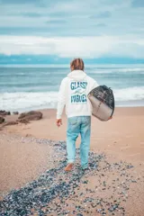 Hoodie de calce holgado en color natural, con capucha y estampado gráfico en la espalda con la frase 'Glassy Waves' en color azul.