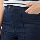 Pantalón de jean azul oscuro con corte wide leg, talle alto y costura vertical central en las piernas.