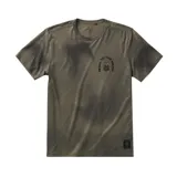 Remera Roark Mathis con efecto tie-dye en tono verde militar, de manga corta y cuello redondo. Cuenta con un pequeño estampado gráfico en el pecho con la frase 'Petal to the Metal' y un diseño de planta con flor.