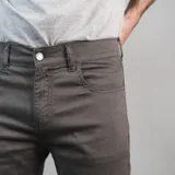 Pantalón de gabardina color marrón claro, corte slim fit y diseño clásico de cinco bolsillos.