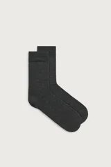 Par de calcetines de lana color gris oscuro, con acabado en rib elástico.