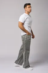 Pantalón de jean gris claro, corte amplio y tiro alto.