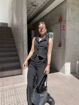 Pantalón sastrero negro de tela barbie, corte recto y tiro alto.