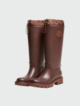 Botas de agua de caña alta Moncler, color marrón, con suela track dentada y detalle de cordón ajustable en la parte superior. Incluye parche con logo de la marca en el lateral.