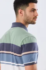 Remera polo de manga corta con diseño a rayas horizontales en tonos beige, celeste, rosado, azul marino y verde. Cuenta con cuello polo y cierre frontal con botones.