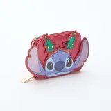 Monedero rojo con diseño temático de Stitch de Disney, decorado con apliques de árboles de Navidad y cierre perimetral con tirador metálico.
