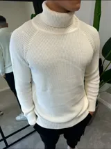 Sweater de hilo de tejido grueso con cuello tortuga, diseño de manga ranglan y puños acanalados.