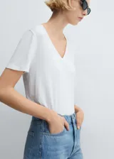Camiseta de cuello en V y manga corta, confeccionada en tejido fluido de viscosa con un toque de elastano para mayor comodidad. Presenta un diseño recto y ajuste regular.