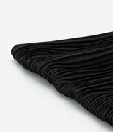 Pañuelo negro de poliéster satinado, plegado, sin estampa. Ideal para usar en el cuello, en el cabello o en el asa del bolso.