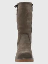 Bota de caña media confeccionada en cuero descarne, con diseño de costuras visibles y taco cuadrado de altura media. Presenta una suela con plataforma y un detalle de tira con hebilla en la parte superior de la caña.