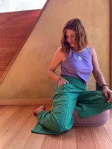 Pantalón tipo palazzo de tiro alto, confeccionado en jersey de algodón color verde. Presenta un diseño amplio con bolsillos laterales y una faja ancha en la cintura que proporciona soporte y ajuste.